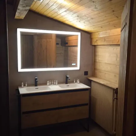 בקתה Sumptuous With Breathtaking Mountain Views מגב